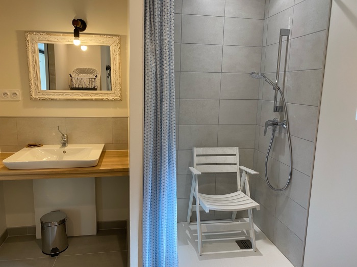 Salle de douche RDC coté vasque paysage + Chaise PMR