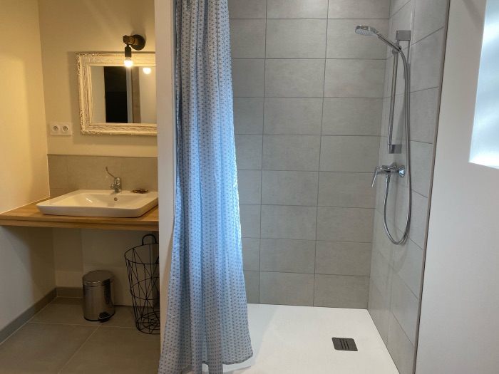 Salle de douche RDC coté vasque paysage
